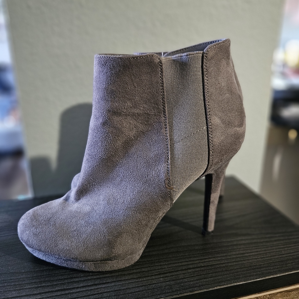 Apt. 9 Gray Suede Heeled Boot, Sz 7